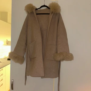 Beige Paris Ull & Kashmir kappa  - Paris ull kappa i storlek XS men passar jättebra på S också!  Använd ett fåtal gånger och har inga fläckar eller skador.🌸 Ordpis:3200kr         Nytt pis: 1500kr