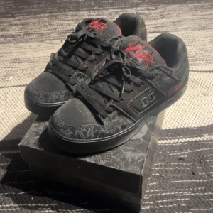 DC Shoes x Slayer  - Sjuka sällsynta Slayer dc shoes 🤯🤯abow 🤯säljes då de bara samlas damm på skohyllan🥀otroligt bra skick knappt använts, enbart lite smutsiga på undersidan❤️‍🩹🙏låda ingår🥺✌️PM om intresserad/fler bilder. Pris kan diskuteras