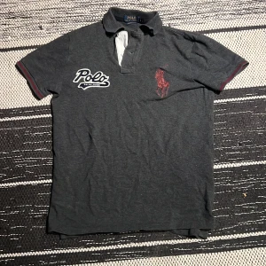 Polo Ralph Lauren - Tvär fet ralph lauren polo🤯this shi grisch? Or this shi emo? We call it gremo🤷‍♂️används ej längre, pm för intresse