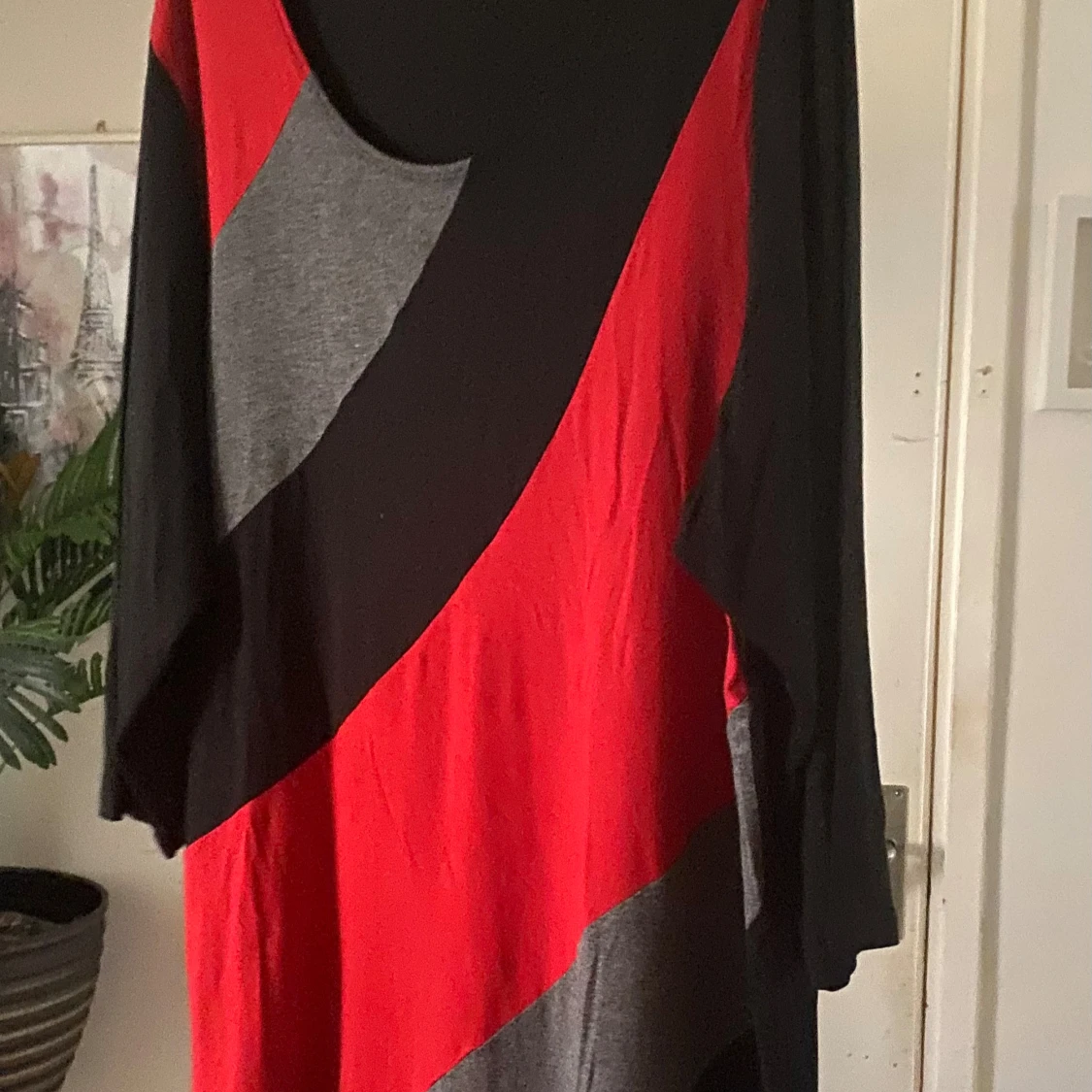 Röd och svart mönstrad klänning - 2