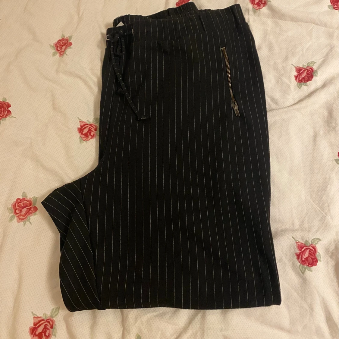 Svarta randiga byxor med snörning - 3