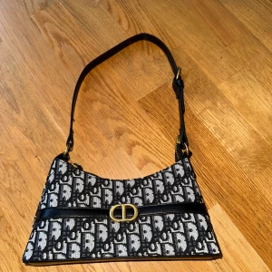 En fin mörkblå väska - Snygg mörk blå väska helt ny oanvänd 