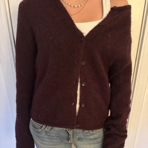 Mörkröd kofta med knappar - Fin mörkröd kofta från Gina som inte kommer till användning 