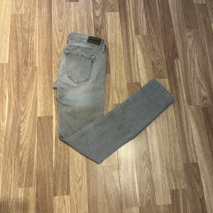 Replay rosé 25/30 - Ett par fina Replay rosé i storleken 25/30. Skick: 10/10. Pris kan självklart diskuteras! För fler frågor, bilder eller info så är det bara att höra av sig!😊