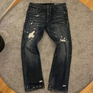 Selvage looking Jeans från Jack & Jones - Säljer mina skitzade Jack & Jones jeans som jag knappt har använt! Helt sjuka detaljer på dessa. Passformen är Straight/ loose. Varenda hål är design, inga egengjorda hål. Högkvalitativt och sällsynt! Dem är ej selvage! Pris 999 men är diskuterbart!