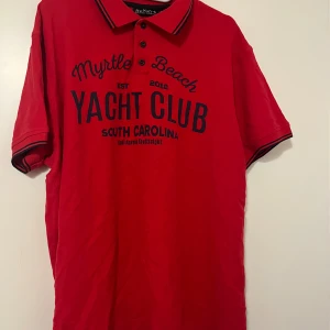 T-paita XL - Punainen t-paita taitettavalla kauluksella ja avattavilla napeilla. Koko XL. Kaikai n 60cm, pituus n 68cm. Eläintalous MMM, lisätietoja saa kysymällä Katsothan myös muut ilmoitukseni Tarjoa 