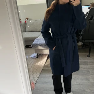 Kappa selected femme - Lång blå kappa från selected femme.