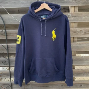 Ralph Lauren Big Pony Hoodie  - Snygg Hoodie från Ralph Lauren i sällsynt modell. Storlek L, men passar mer som en M. Använd men är i fint skick, lite fadead på färgen men i fint skick. hör gärna av er vid funderingar🙌