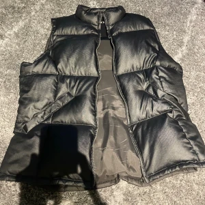 Mexx väst  - En snygg men väst som passar bra till S och M skriv vid frågor