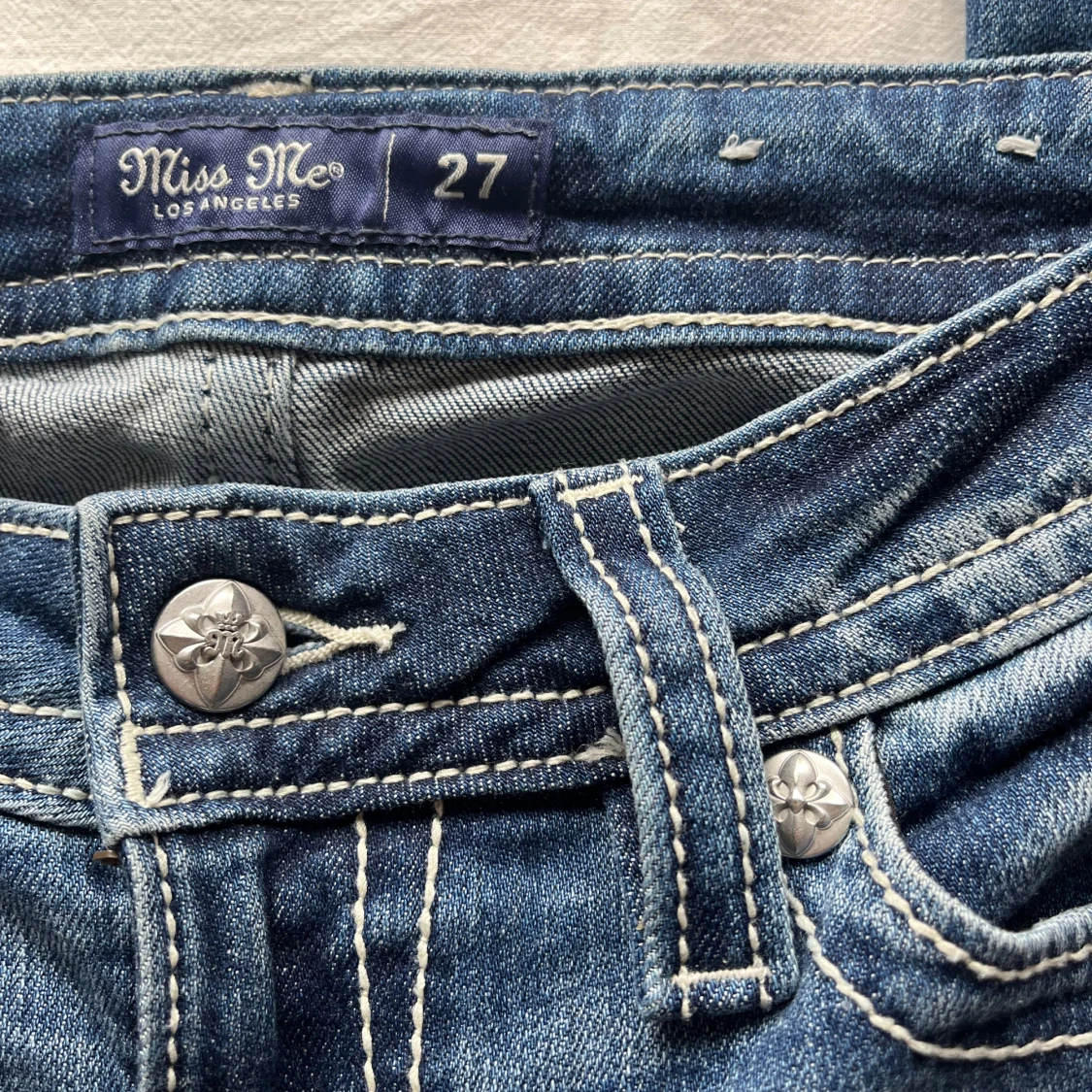 Miss Me jeans med broderad bakficka - 3