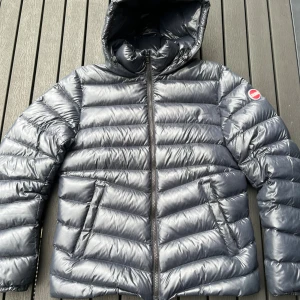 Colmar vinterjacka - Colmar vinterjacka mörkblå, finns ett lagat hål på luvan se bild 3, aningen smutsig men annars fint skick