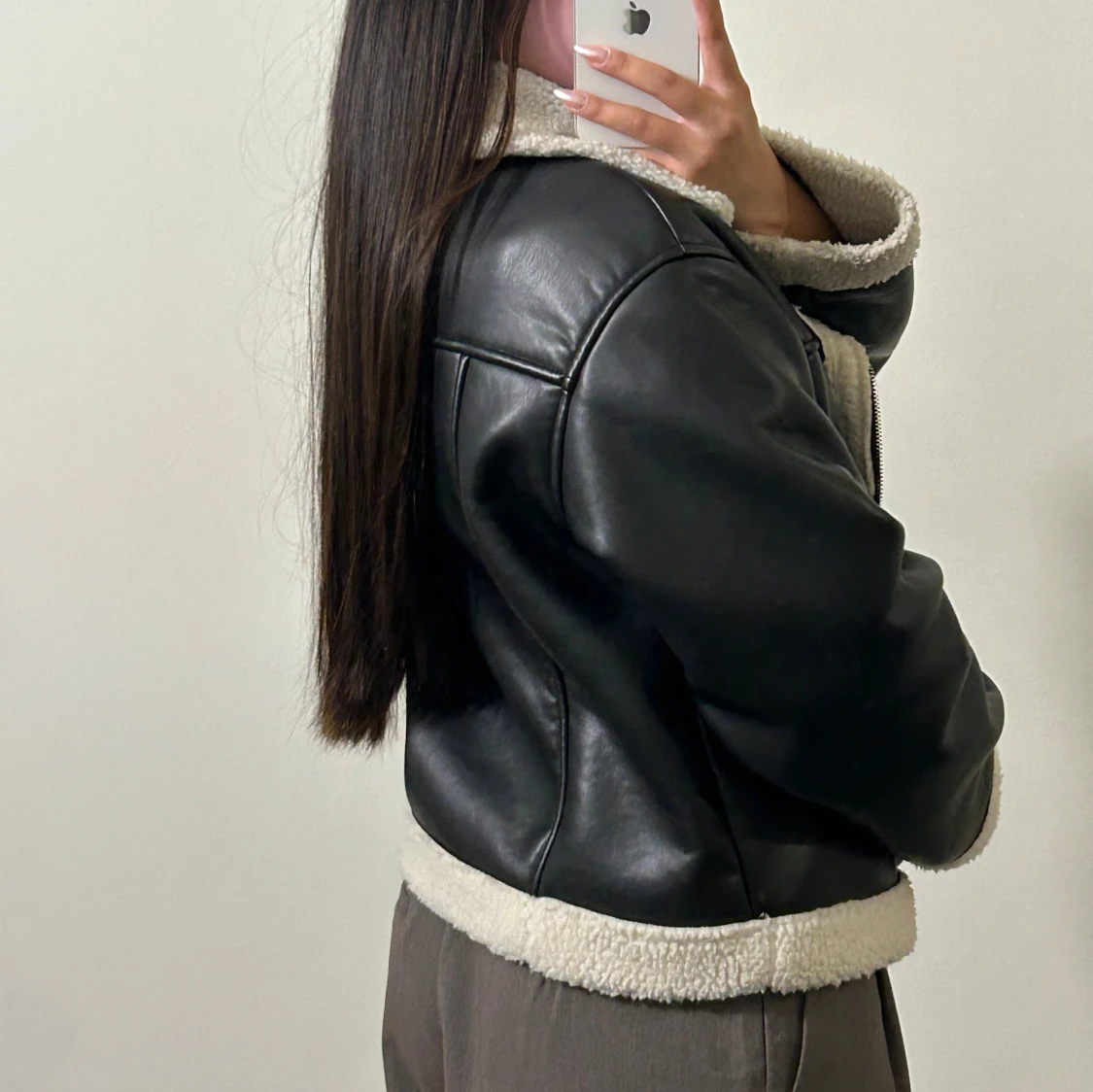 Svart teddyjacka från Gina Tricot - 1