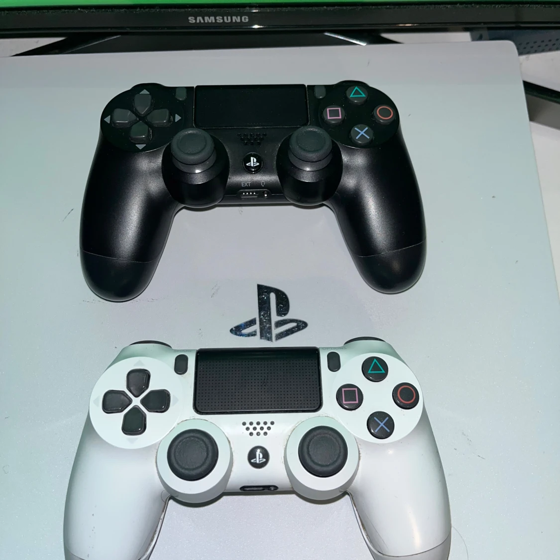 PlayStation 4 Pro White + 2 DualShock 4 + Headset - 3