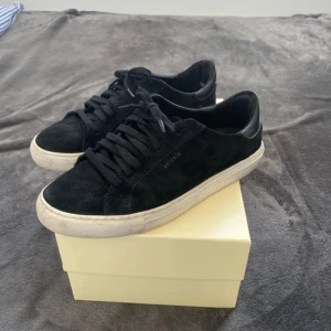 Arigato skor - Hej! Säljer ett par arigato i storleken 42 väldigt fräscha i begagnat skick 8,5/10 inga konstigheter med skorna. Hör av er för mer info ///