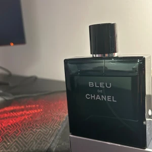 Blue de Chanel (100ml) Ny pris 1200 - Säljer den för tröttnar på den, nästan inte använd 90% av innehållet finns kvar. Box samt kvitto får ni även med på köpet 