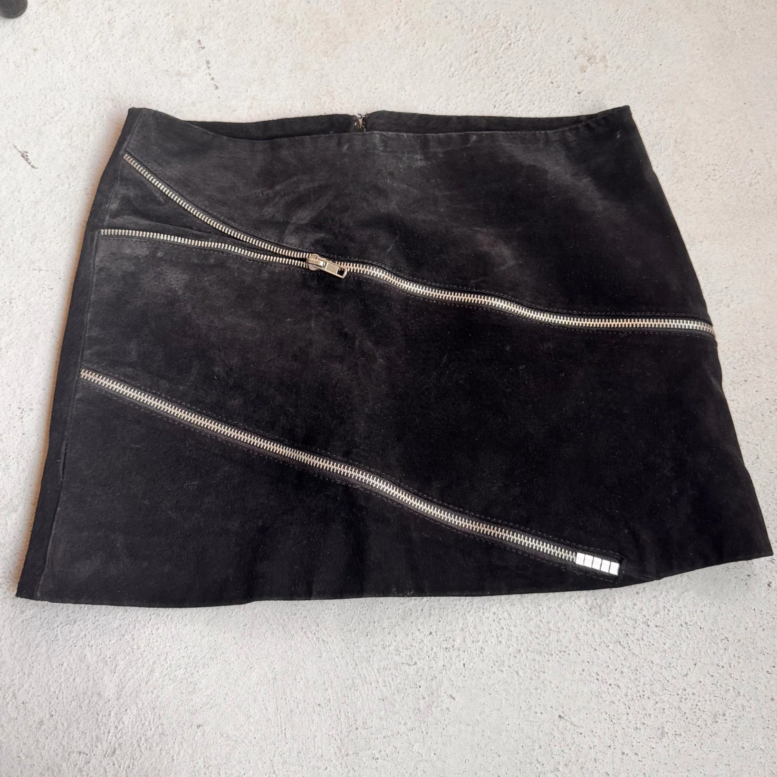 Svart mockakjol med dragkedjor från Att.