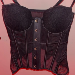 Korsett Hunkemöller - En as snygg och cool korsett ifrån Hunkemöller. Köptes i december 2023 sen har den bara hängt i min garderob. Den säljs inte längre och är i storlek 80C, kan passa en B kupa också. Använd en gång men den var för stor. 🥲Köptes för 700kr