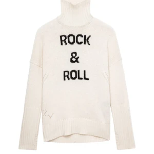 Vit polotröja med ROCK & ROLL-tryck - Säljer en vit stickad polotröja med svart text 'ROCK & ROLL' framtill. Tröjan har hög polokrage, långa ärmar och ribbade muddar. Perfekt för dig som vill ha en cool och bekväm look med lite attityd. Kan gå ner i pris vid snabb affär 