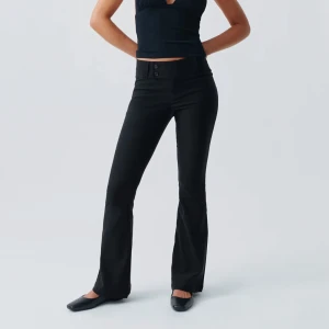 Lågmidjade kostymbyxor  - Säljer mina snygga Lågmidjade kostymbyxor som är köpa ifrån gina tricot🩷Kostymbyxorna är i modellen ”low rise bootcut trousers” och tror även de är slutsålda😊Byxorna är i ett mycket bra skick!! Köpta för ca 500 kr🩷