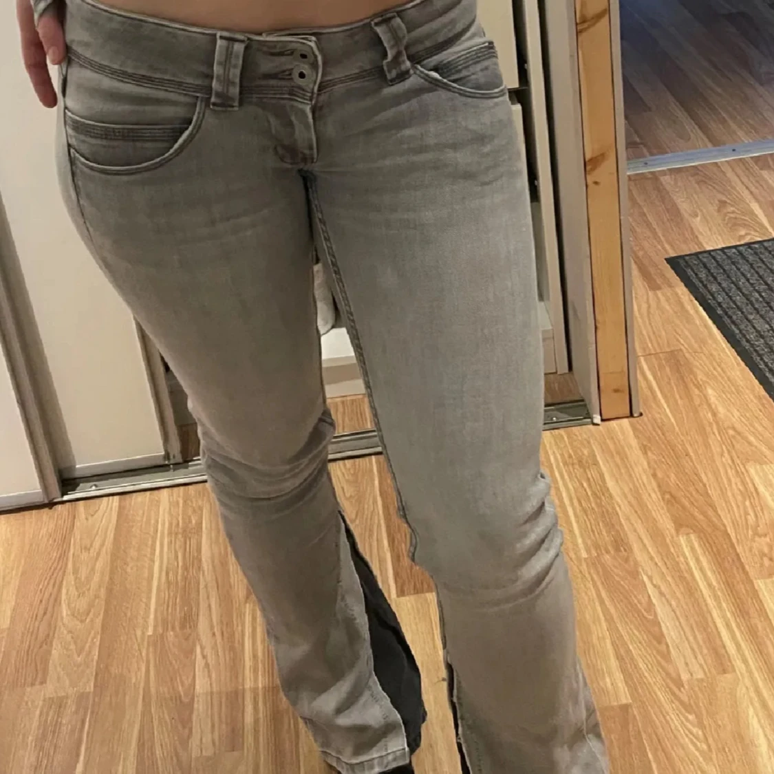 Grå bootcut jeans med låg midja - 2