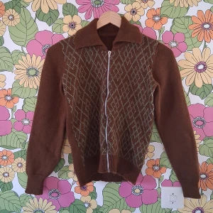 70-tals kofta - Äkta vintage kofta från 70 talet. Köpte den i en Facebook grupp men var tyvärr för liten för mig passar nog en xxs kan också mäta om man vill. Lite slitage med tanke på ålder men i fint vintage skick✨️🐻🦔 Köparen står för frakten. Hund finns I hemmet!