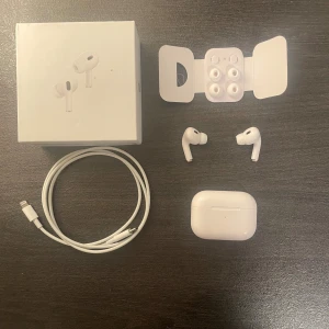 AirPods Pro (gen 2) - Säljer ett par AirPods Pro 2. Vänstra airpoden är defekt kommer inget ljud men går att ladda och styra noise cancelling med den, laddare och tillbehör medföljer.