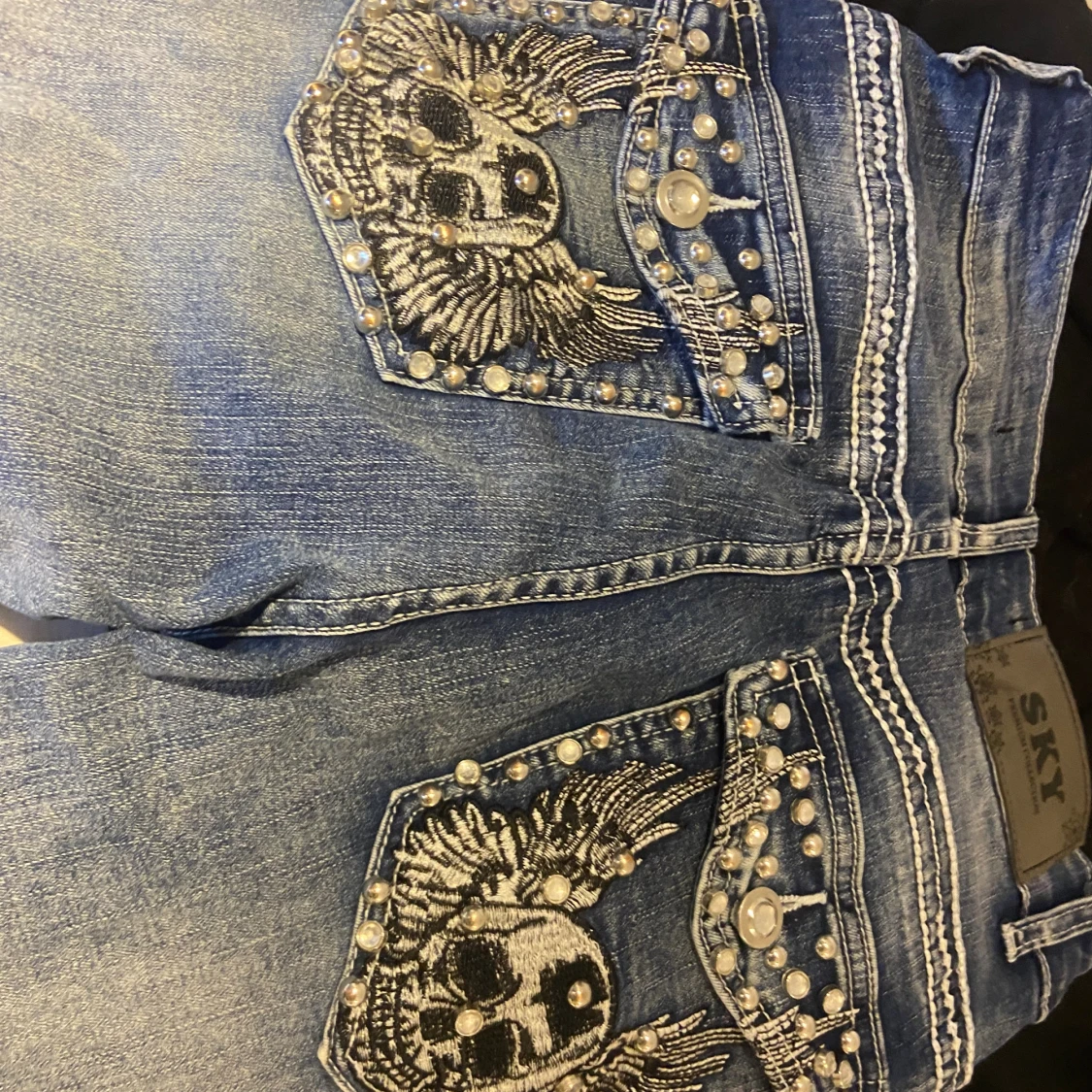 Blå bootcut jeans med döskalle-detaljer - 2