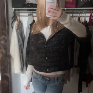 Herno jacka - Säljer min Herno jacka som tyvärr inte kommer till användning🤎 Den är vändbar, kan bli både svart och brun/beige! Storlek 38 men sitter som en xs-s