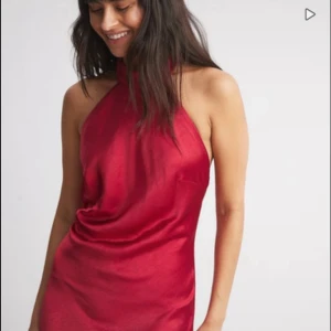 Röd satin klänning - Så fin knappt använda röd satin klänning i storlek S