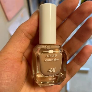 Nagellack från H&M - Beige A.S.A.P. Quick Dry nagellack från H&M. Innehåller 10,5 ml och är perfekt för dig som vill ha en neutral och fräsch look på naglarna. Har bara använt en gång💕