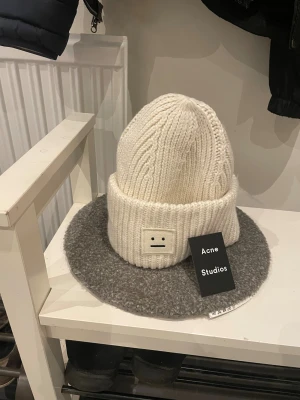 Acne Studios mössa - Populär acne mössa i mycket fint skick. Skickar samma dag🙂