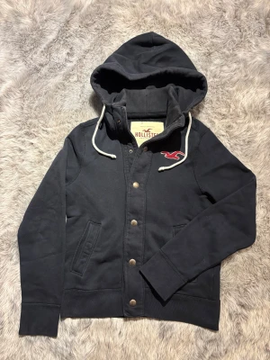 Hollister Cardigan - Säljer denna sällsynta och eftertraktade Hollister Cardigan | Storlek S | skick 9/10 | Bara att höra av sig vid eventuella frågor🤗✅ |