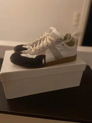 Maison Margiela gats  - Maison Margiela gats Köpta av T.fashion så det ska självklart vara äkta har även legit checkat og följer även med hör av er vid intresse!!’n