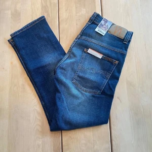 Nudie jeans - Tjena! Saljer nu ett par riktigt feta nudie jeans med en riktigt snygg tvätt. De är HELT NYA, med lapparna fortfarande kvar. Jeansen är i modellen "Thin Finn" ", vilket är en slim fit passform. De är ju som sagt helt nya, så finns inga defekter. De är i storleken "31/28". Hör av er vid närmsta fundering!❗️Kolla även in min profil för fler helt nya nudie jeans i olika storlekar❗️