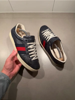 Gucci Skor - ‼️VI TAR EJ BYTEN‼️ Gucci ”ace” sneakers | Skick: 8/10 | Storlek (6) fits 41-42 | Skopåse ingår | Fraktar inom 24H efter köp, på köparens bekostnad 📦 | Hör av dig vid minsta fråga eller fundering 💭