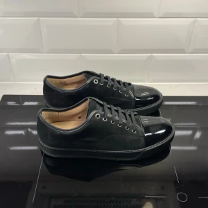 Lanvin Skor - Lanvin skor i toppskick | Garanterad äkthet | Storlek uk 10 vilket motsvarar 44, fråga om innermått vid osäkerhet | Box ingår | Hör av dig vid frågor eller funderingar!