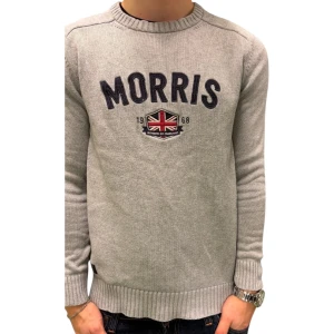 Stickad Morris Sweatshirt - Hej! Säljer denna väldigt populära och snygga stickade tröja från Morris | Storlek: M, men passar S | Skicket är mycket bra, inga tydliga tecken på användning | Modellen är 175 och väger 70kg | Pris kan diskuteras! | Hör av dig vid intresse eller minsta fundering!