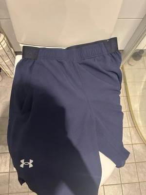 Under Armour shorts  - Ett par mörkblåa under armour shorts använt fåtal gånger finns matchande T-shirt till