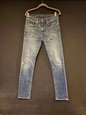 Levi's jeans - Sköna Levi's jeans med slitage och fades som ger en ”vintage” känsla | Storlek W28 | bra skick | ställ frågor eller skicka prisförslag