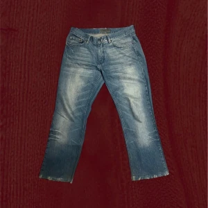 Acne jeans  - Säljer ett par blå jeans från Acne Jeans med klassisk femficksdesign. Jeansen har ljusa slitningar framtill och baktill för en cool, vintage vibe. Materialet är robust denim i bomull och passformen är normal. Perfekt för dig som gillar avslappnad stil. Nypris för dessa är ca 5000 kr.Jeansen är 96 cm långa och har w34.Är öppen för prisförslag dessutom.Har du frågor eller funderingar om hur dem exempelvis ser ut på tveka inte på att höra av dig.