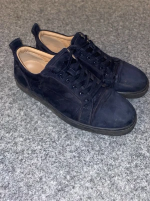 louboutins - Säljer mina louboutins då dem är lite för stora. En liten ringa har lossnat, vet inte om det är svårt att laga. Vid minsta fråga kontakta mig här på Plick.      Billigare vid snabb affär:)