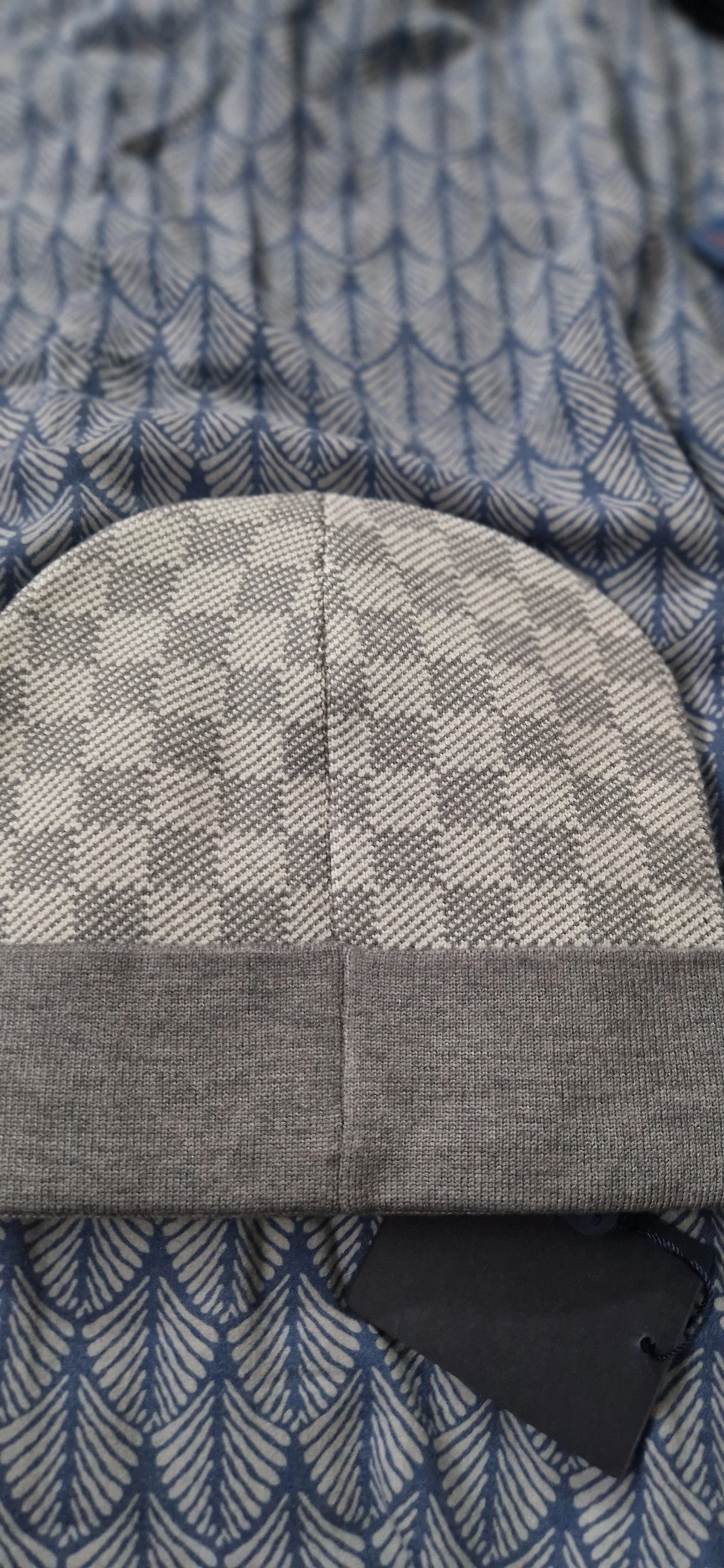 Grå rutig mössa med L v-logga - 1