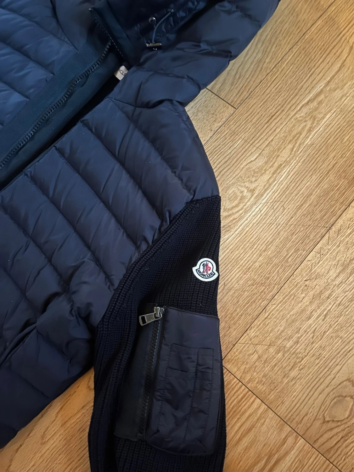 Svart Moncler pufferjacka med huva - 1