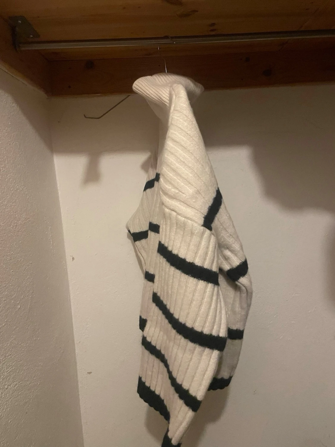 Vit polotröja med svarta ränder - 1