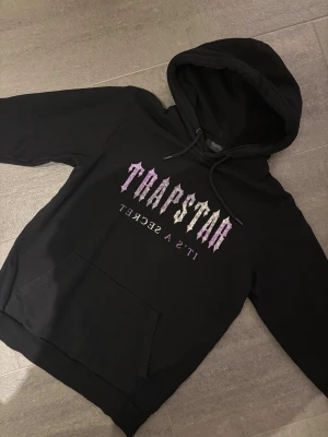 Svart Trapstar (it’s a secret) hoodie  - Äkta Trapstar hoodie♟️ Kvitto kan tas fram vid intresse🧾 Hoodin är i felfritt skick och har knappt används, mestadels har den legat i garderoben🛑Hör av dig vid frågor🫱🏻‍🫲🏾 Pris kan diskuteras🏷️