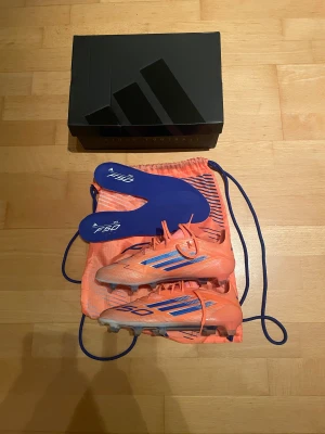 Adidas F50 Speed orange fotbollsskor - Säljer ett par Adidas F50 Speed fotbollsskor i en snygg orange färg. Använt dessa 1 gång , sulor,påse och låda följer med! 