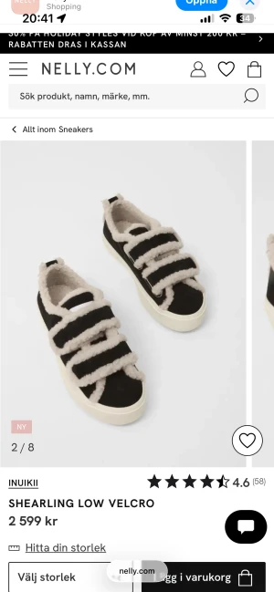 Svarta sneakers  - Unika svarta sneakers med fluffiga beige shearling-detaljer och breda kardborreband. Skorna har en rund tå och platt sula i vitt, vilket ger en cool kontrast. Perfekt för dig som gillar statement-skor med mysig vibe och snygg design.