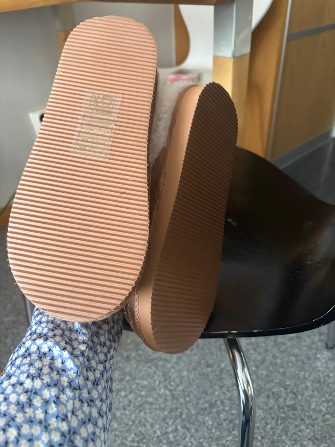 Bruna tofflor med vit fuskpäls - 1