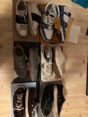 Många skor  - Säljer 6 par skor perfekt för reselling. Skicket är inte så bra på många av skorna. Lv skorna helt nya, de andra behöver lite kärlek, särskilt golden goosen. Skriv om ni vill köpa ett specifikt par. Paketpris 3000. Storlekar går från 42-45. Hör av dig om du har en fråga