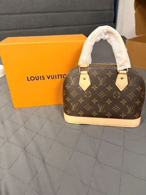 Elegant väska Alma BB - Full set i nyskick. Kan skickas omgående 